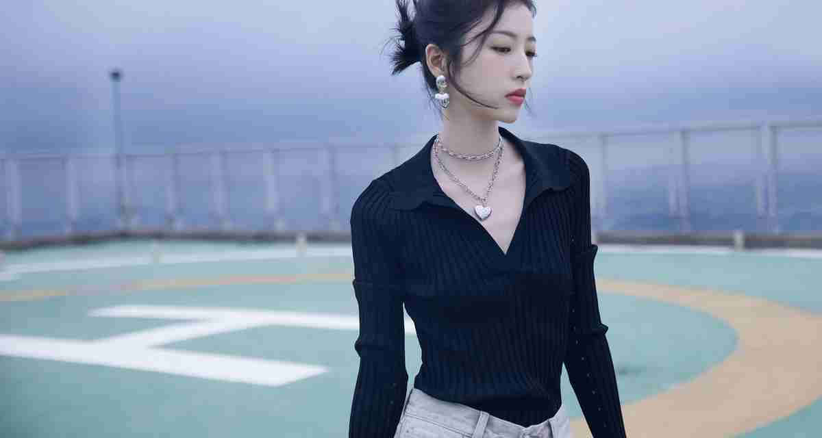 周雨彤 黑色毛衣 牛仔裤