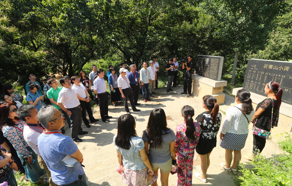 红歌诞生地追寻革命印记 代表团齐唱《沂蒙山小调》