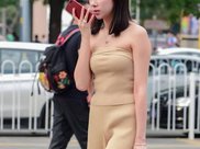 赵雅芝身穿大学生流行服饰，返老还童40岁，藏不住其优雅气质