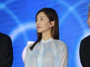 前阿汤嫂凯蒂粉蓝色上衣嫩如少女，双手插兜表情腼腆显软萌