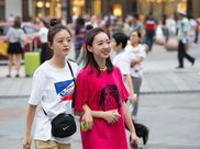 破洞牛仔裤搭配露肩衬衫展现出你诱人的身材!