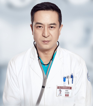 （张嘉译 饰 何建一）“自负”主任医师 心系患者敢于承担