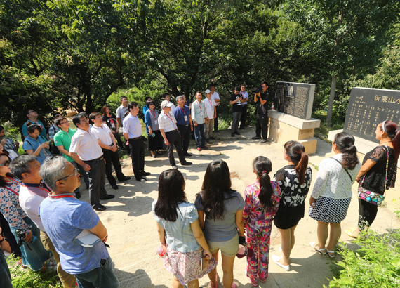 红歌诞生地追寻革命印记 代表团齐唱《沂蒙山小调》