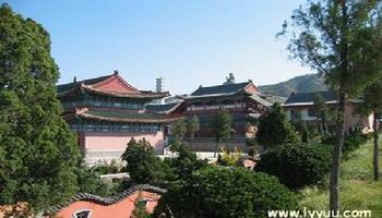 浮烟山森林公园,地处潍坊市西南郊,地理位置优越,自然风光秀美,文化