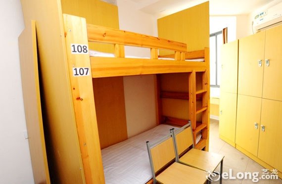 【上海职达青年旅社(浦东世博展览馆店)】4人