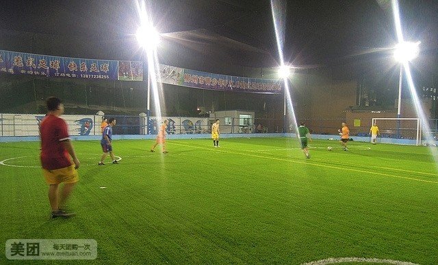 夜场六人制足球1场,赠送桶装水1桶,男女不限