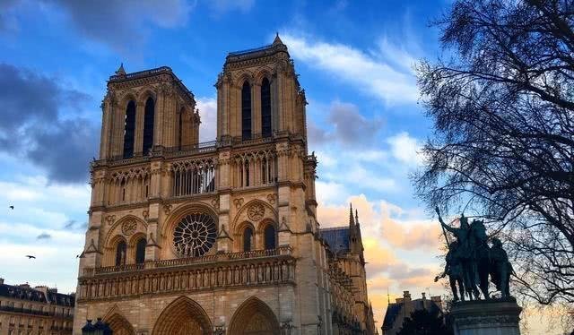 法国巴黎圣母院突发大火,让网友们想起了圆明