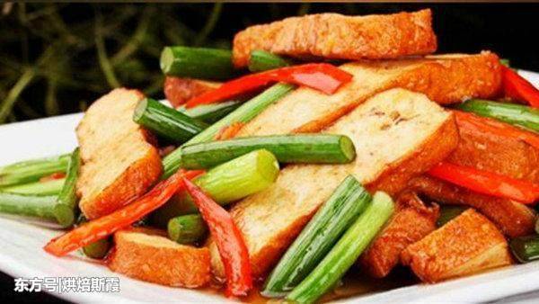 美食推荐:双椒炒鱿鱼须,芦蒿炒肉丝,生汆丸子汤,蒜薹香干