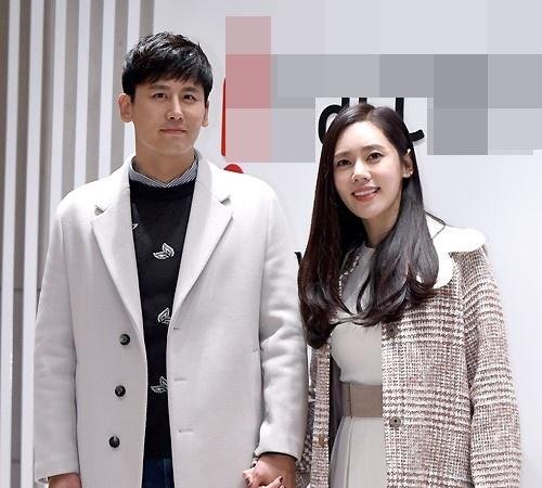 秋瓷炫产后穿衣严实到啥地步不肯光脚穿高跟鞋