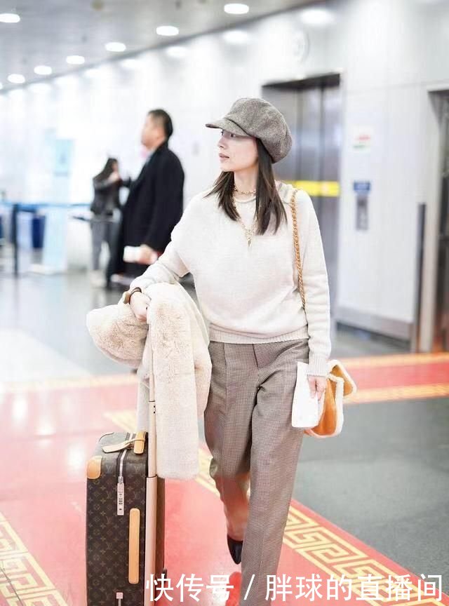 洁衣服又穿小羊羔,换低领打底更显女生,戴金什么机场腿气质粗穿的图片