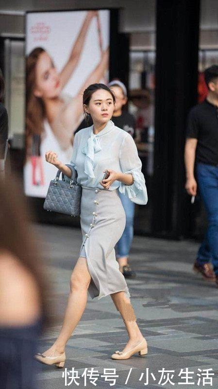 街拍:图四超短裤搭配条纹背心,靠在栏杆上的样