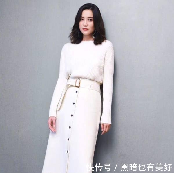 宋佳穿撞色坎肩外套搭配宽松牛仔裤 整体造型