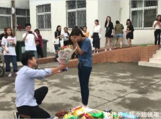 小伙用一堆零食向女友求婚成功,吃货的世界就是这么简单!