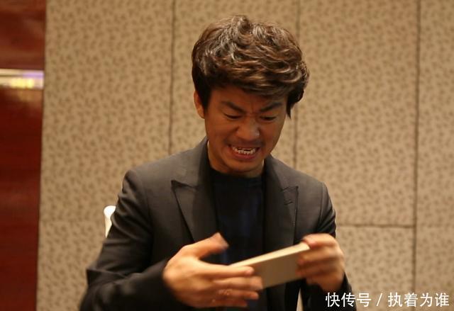 他曾当服务员被客人骂哭,他一贫如洗,娱乐圈身