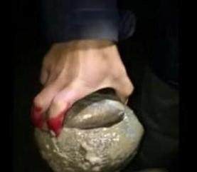 小伙等鱼等得无聊,看到淤泥里埋着一块石头,刚一碰就鲜血直流