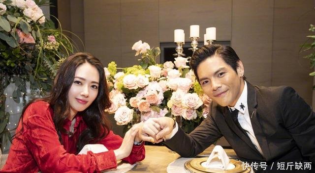 向佐求婚郭碧婷成功,从节目到奔现,这段爱情中