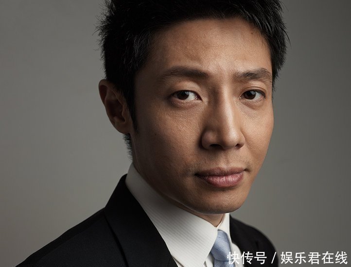 他是章子怡的初恋,一辈子都爱着她,被章母拆散