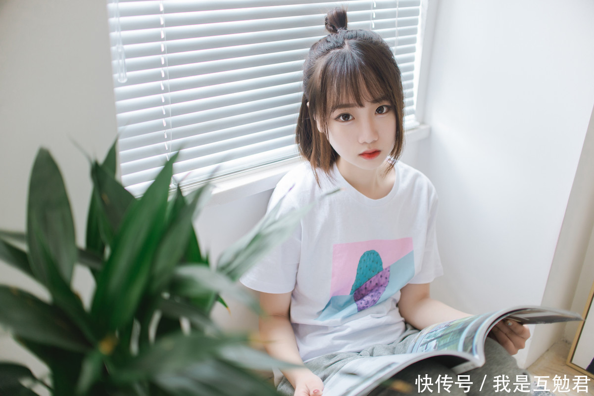 零零后丸子头可爱美少女