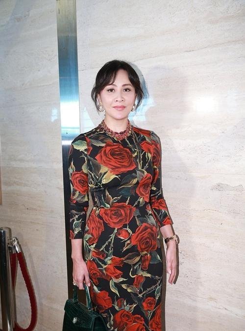 53岁刘嘉玲穿大花裙展复古情怀