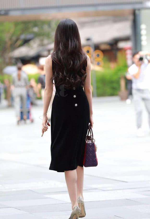 邻家小妹初长成,18岁身材不输少妇,黑色紧身长