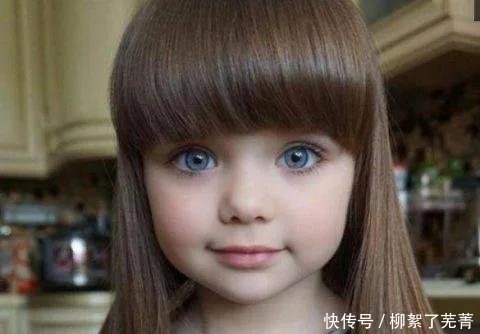 俄罗斯小女孩拥有最美蓝眼睛,一双眼睛价值十亿