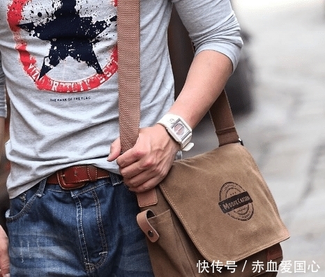 男士出门怎么背包?教你几种不同的背法,大气又好看 皇冠国际