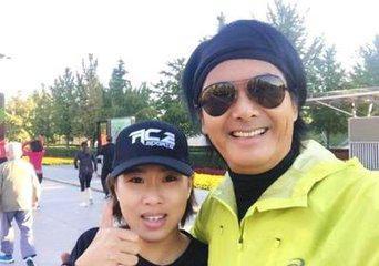 周润发现身北京晨跑遭围堵，却被路人抢镜，网友：郭德纲陪跑？