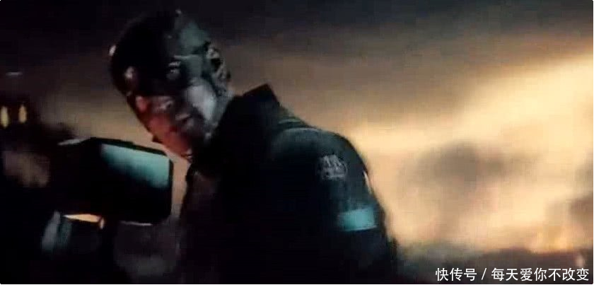 复联四:当美队拿起雷神的锤子时,雷神脱口4个