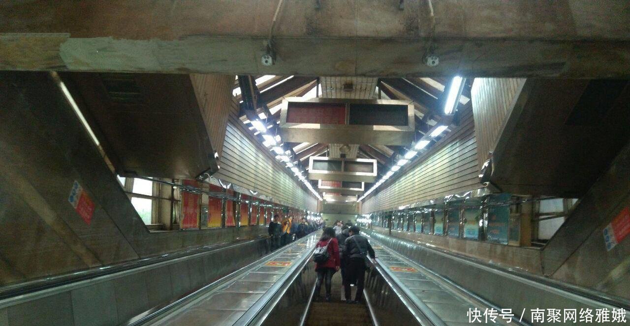 我国最刺激的电动扶梯, 长度达100余米, 部分人