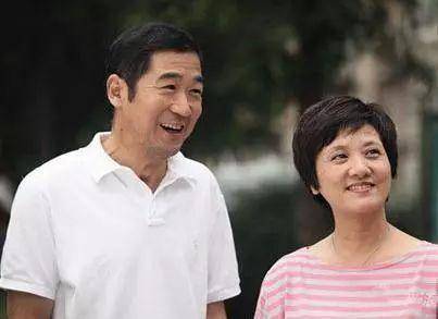 62岁邓婕诉说40年无子真相,年过60老来得子的张国立却