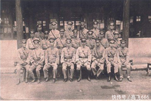 他作为国民党在剿共行动中,遇到了陈赓将军不仅没抓,反而一起共