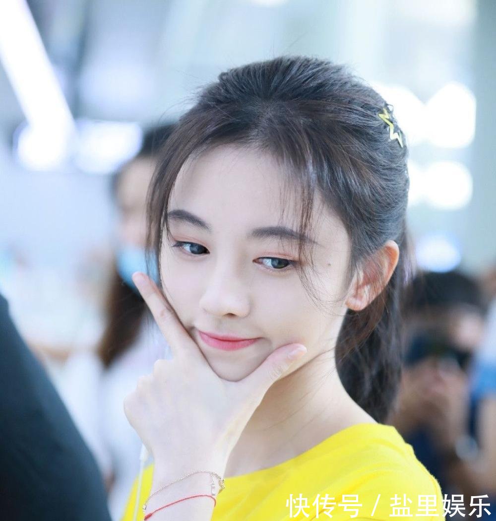 鞠婧祎穿黄T配黑色短裤秀白皙美腿 梳着马尾不