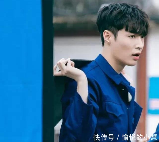 张艺兴大半夜不睡觉,微博关注王思聪,难道想找