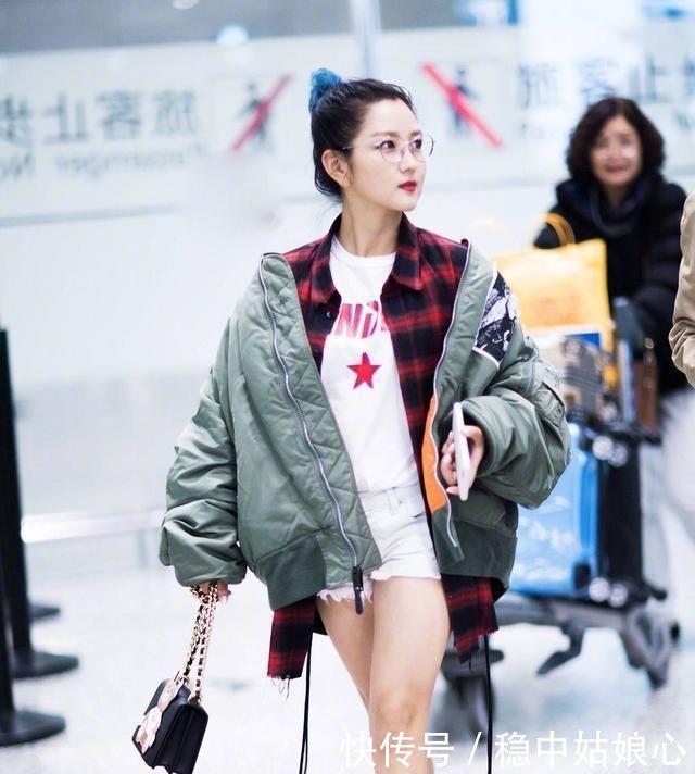 何洁的机场造型真难懂, 儿子穿短袖妈妈却裹风