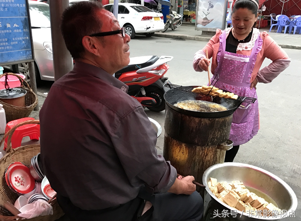 冬至街头小吃摊卖出千余块炸臭干 收入高摊主
