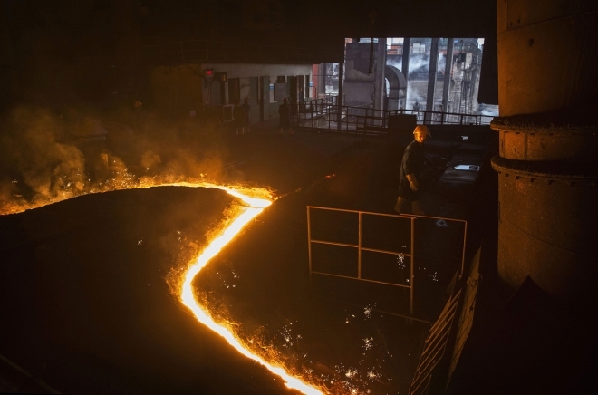国外摄影师跑遍大半个中国,将炼钢厂拍摄成油画般绚丽的照片(2)