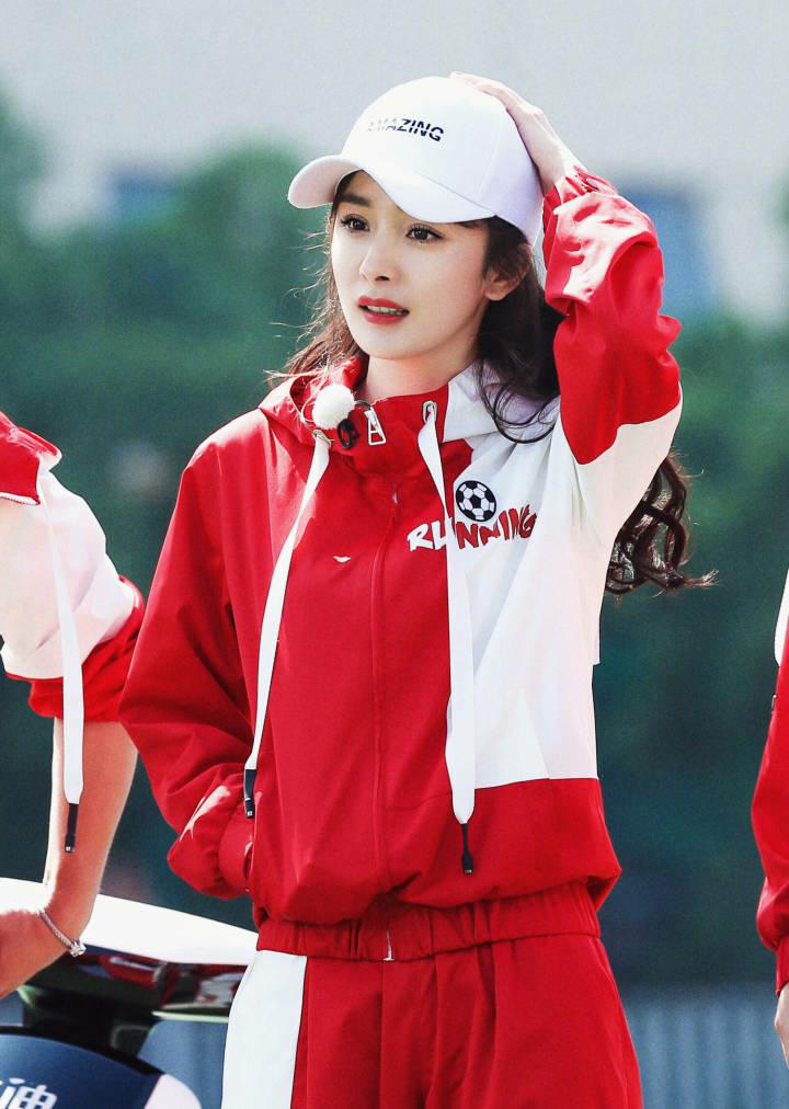 杨幂穿球衣戴棒球帽踢足球,少女感十足美到极