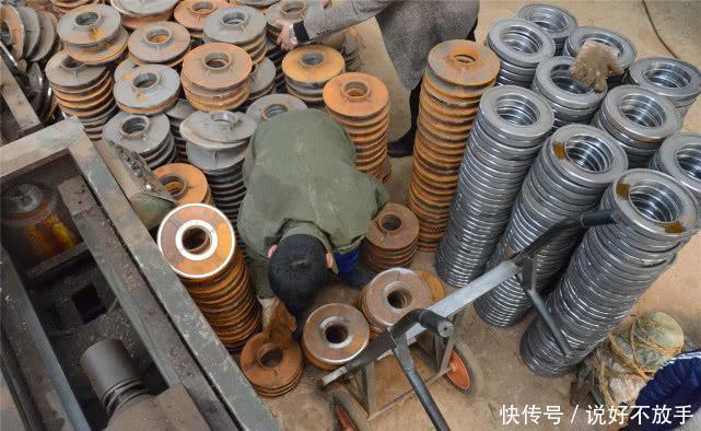 河南13岁男孩申请辍学,铸造厂搬铁块推车赚