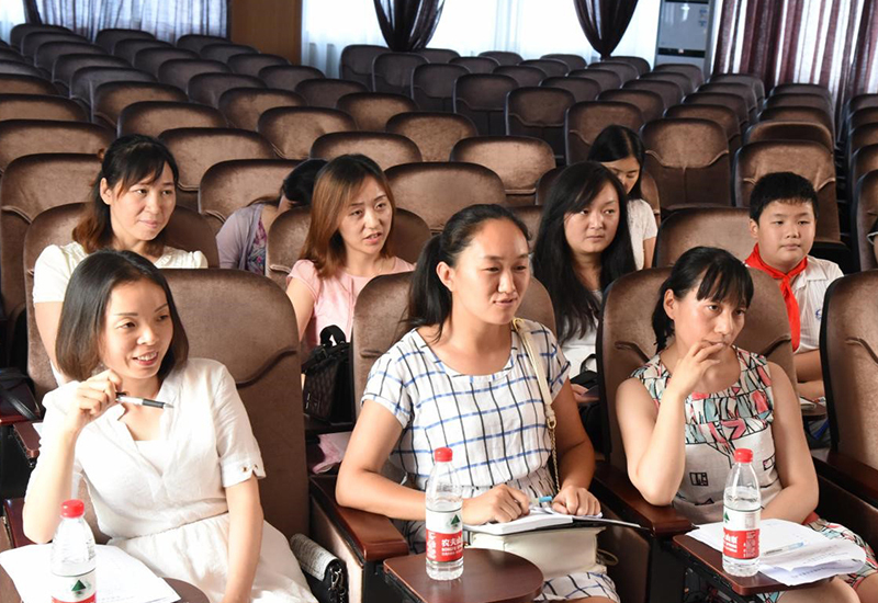 市西河路小学召开2018年管理服务对象恳谈会