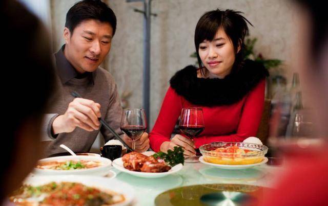 和女友准备结婚,岳母开口要30万礼金,两年后我庆幸自己没娶她