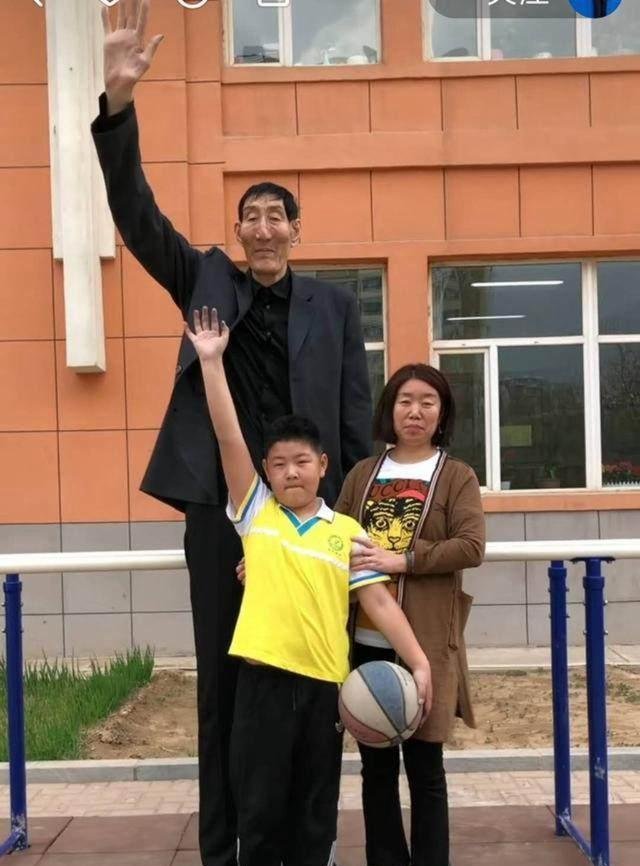 巨人鲍喜顺现状儿子8岁身高1米6,妻子坦言生活