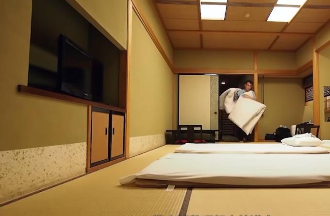为何日本人喜欢在地上睡觉,而不睡床说出来你