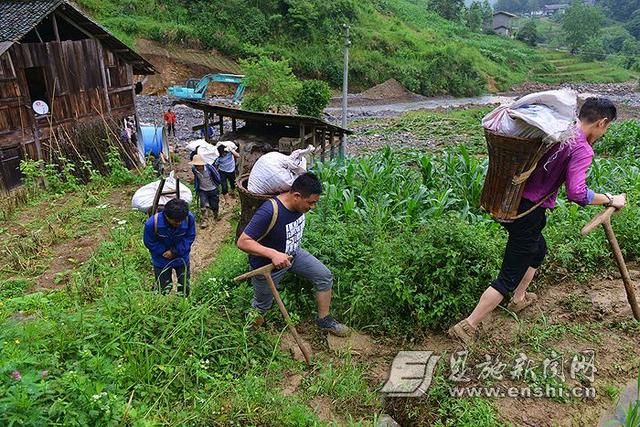 恩施市沙地乡村民开展抗灾自救 疏通受损道路