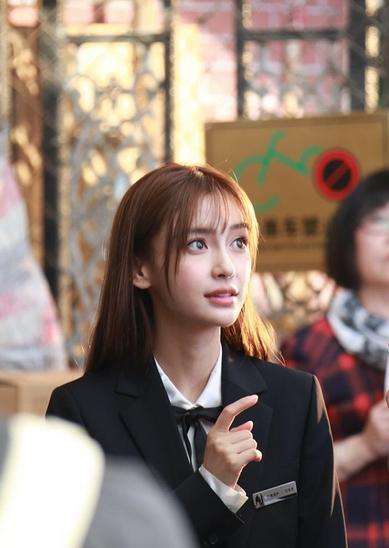 辣妈Baby穿制服梳空气刘海少女感十足