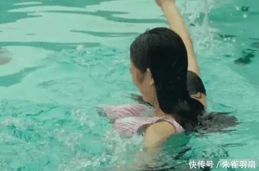 陈乔恩比基尼泳衣掉了, 还让张翰目睹了全过程