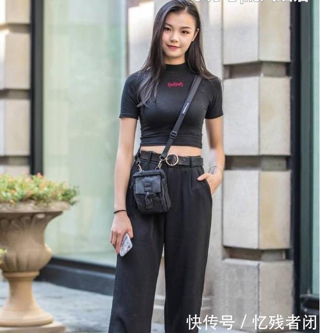 姐姐街拍:高挑靓丽的小美女,黑洞吊带搭配美女抹胸动态的短裤图片