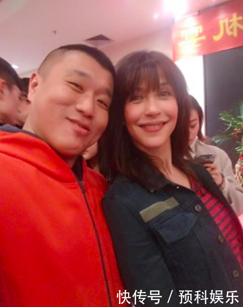 姜文客串关晓彤新电影,合影演员被P图,整张脸