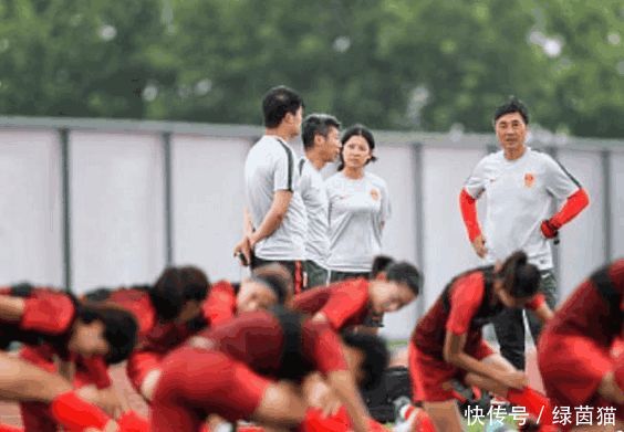 亚运会中国女足半场四球领先中国香港,央视却