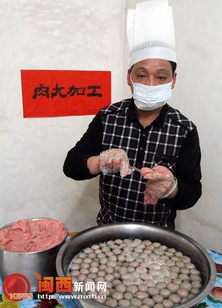 邓焕阳在精心手工制作牛肉丸.