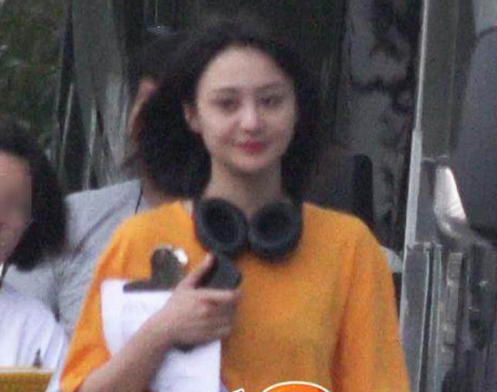 郑爽新恋情曝光后现身，翻白眼都显得幸福